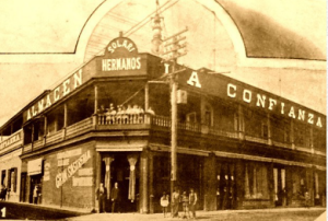 Fachada tienda “La Confianza”, cercano a 1920, en Iquique.